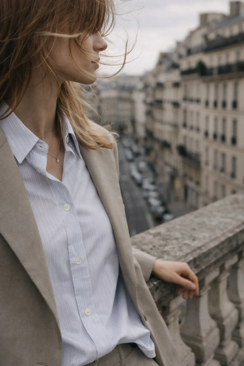 Chica de perfil con traje de color beige