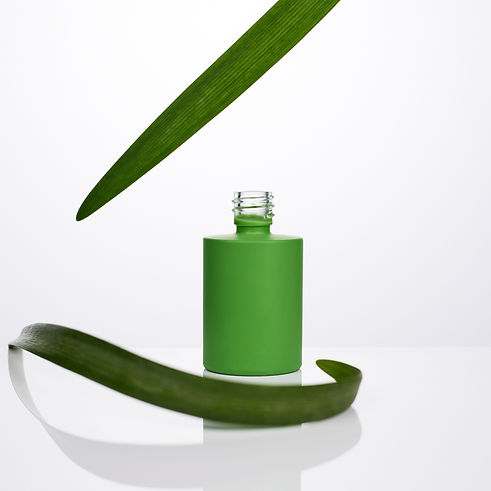 Pot de cosmétique vert avec éléments naturels