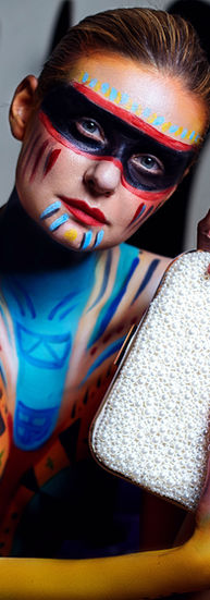 Fotografia de modelo de moda (mujer) con body painting de colores vivos