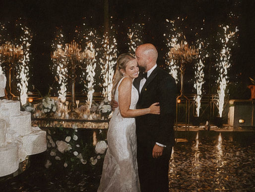 What Is a Live Wedding Painter? Everything You Need to Know Before Booking One
