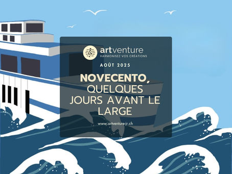 Illustration stylisée d’un bateau blanc et bleu voguant sur des vagues, dont la coque évoque un clavier de piano. Au centre, un encadré sombre indique : « Artventure – Août 2025 – Novecento, quelques jours avant le large » avec l’adresse du site www.artventure-jr.ch . L’ensemble évoque l’univers maritime et musical du spectacle.