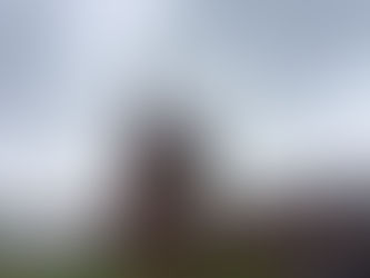 雨の中、パドックの設営中です🎪