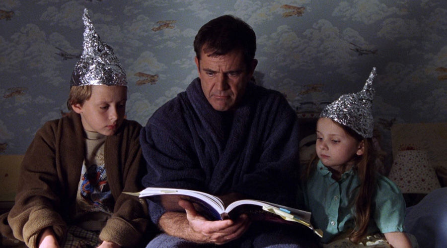 Morgan (Rory Culkin), Graham Hess (Mel Gibson) and Bo (Abigail Breslin) talking about aliens.