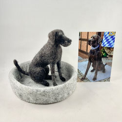 Blaue Dogge als Filzhund sitzend im Miniaturformat nach Fotovorlage gefilzt