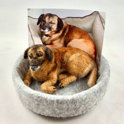 Hund aus Filz aus reiner Wolle nach Fotovorlage gefilzt ca. 12 cm lang