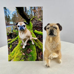 Hundefigur eines individuell gefilzten Mopses im Miniaturformat von ca. 12 cm Höhe nach Fotovorlage 