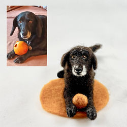 Schwarzer Hund liegend aus Filz mit seinem Spielball aus Filz individuell nach Foto gefilzt