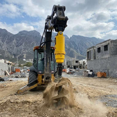 Piloteadora hidráulica trabajando en obra de construcción