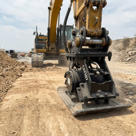 plancha vibratoria compactando base de terreno en Monterrey
