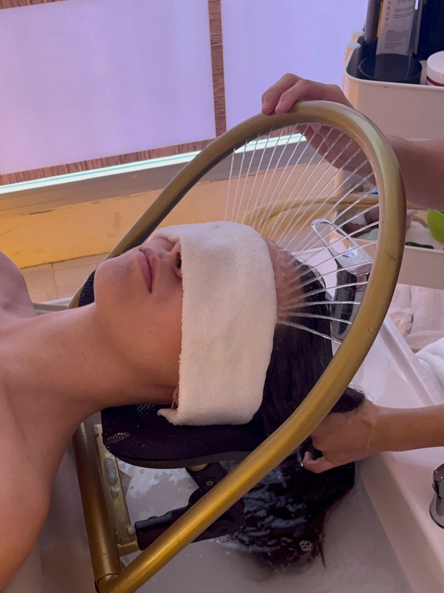 Persona recibiendo una experiencia de Head Spa en un ambiente relajante