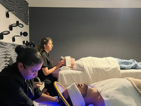 Sesión de head spa corporativo de Japanese Head Spa en oficinas de empresa con empleados disfrutando de un momento de relajación.