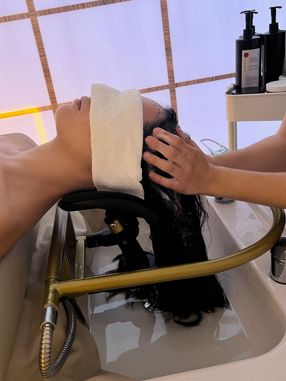 Ritual de limpieza profunda del cuero cabelludo durante sesión de Spa Capilar