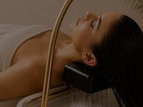Mujer disfrutando de un Japanese Head Spa en Toledo para preparar el cabello antes del verano con un tratamiento del cuero cabelludo y masaje relajante.