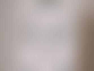 Decoración navideña nórdica con abetos, guirnaldas y ambiente cálido en El Brunch de la Novia en Madrid.