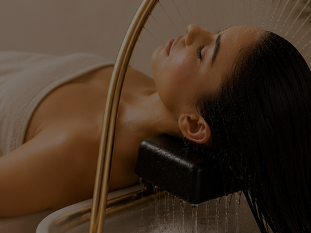 Mujer disfrutando de un Japanese Head Spa en Benidorm para preparar el cabello antes del verano con un tratamiento del cuero cabelludo y masaje relajante.