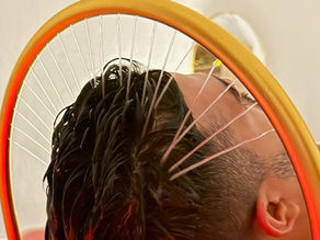 Masaje craneal japonés para hombre durante experiencia de spa capilar