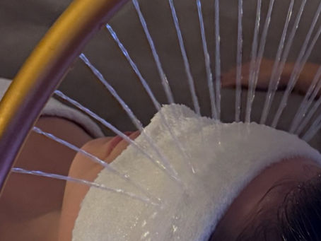 Sesión de Japanese Head Spa con masaje craneal japonés, ambiente relajante y experiencia de bienestar antiestrés.