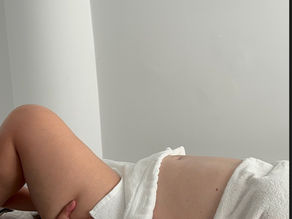 Mujer embarazada disfrutando de un masaje craneal suave durante experiencia de Head Spa japonés