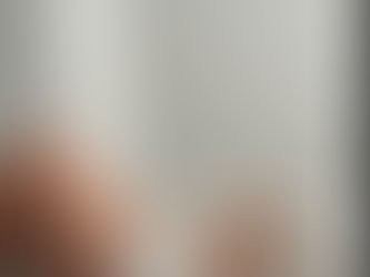 Mujer embarazada disfrutando de un masaje craneal suave durante experiencia de Head Spa japonés