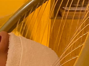 Persona recibiendo masaje craneal durante tratamiento Head Spa en ambiente relajante