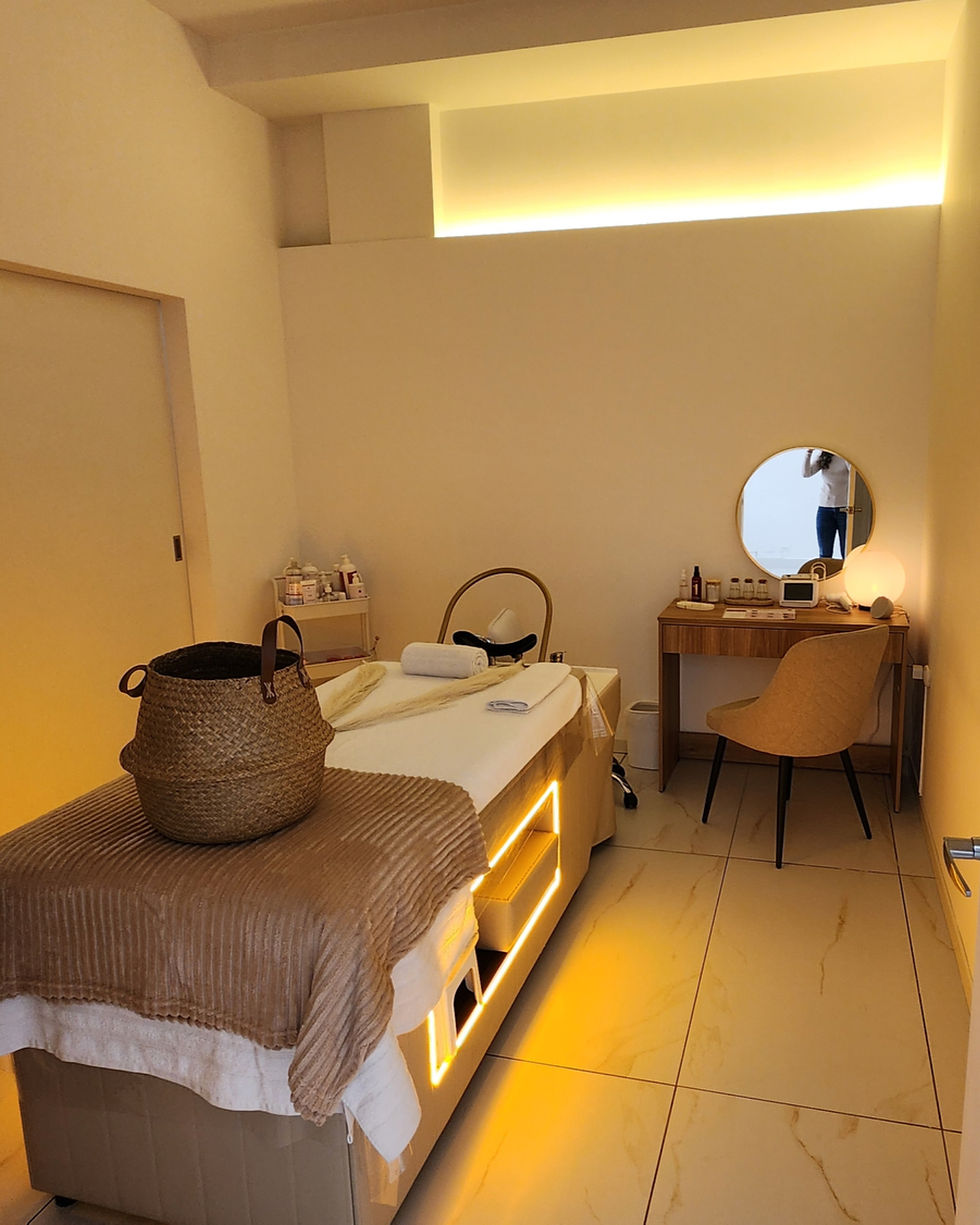 Cliente recibiendo un masaje capilar en Japanese Head Spa Quito, en un ambiente cálido y relajante durante la temporada fría.