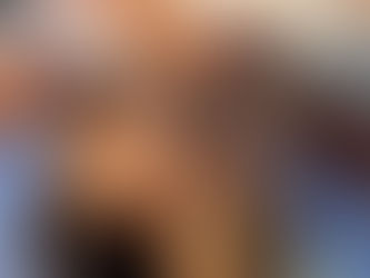 Mujer disfrutando en Japanese Head Spa  Bilbao, recibiendo  masaje capilar especializado para novias.