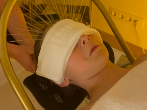 Niño disfrutando una experiencia de Kids Head Spa Bilbao con masaje craneal suave y ambiente relajante.