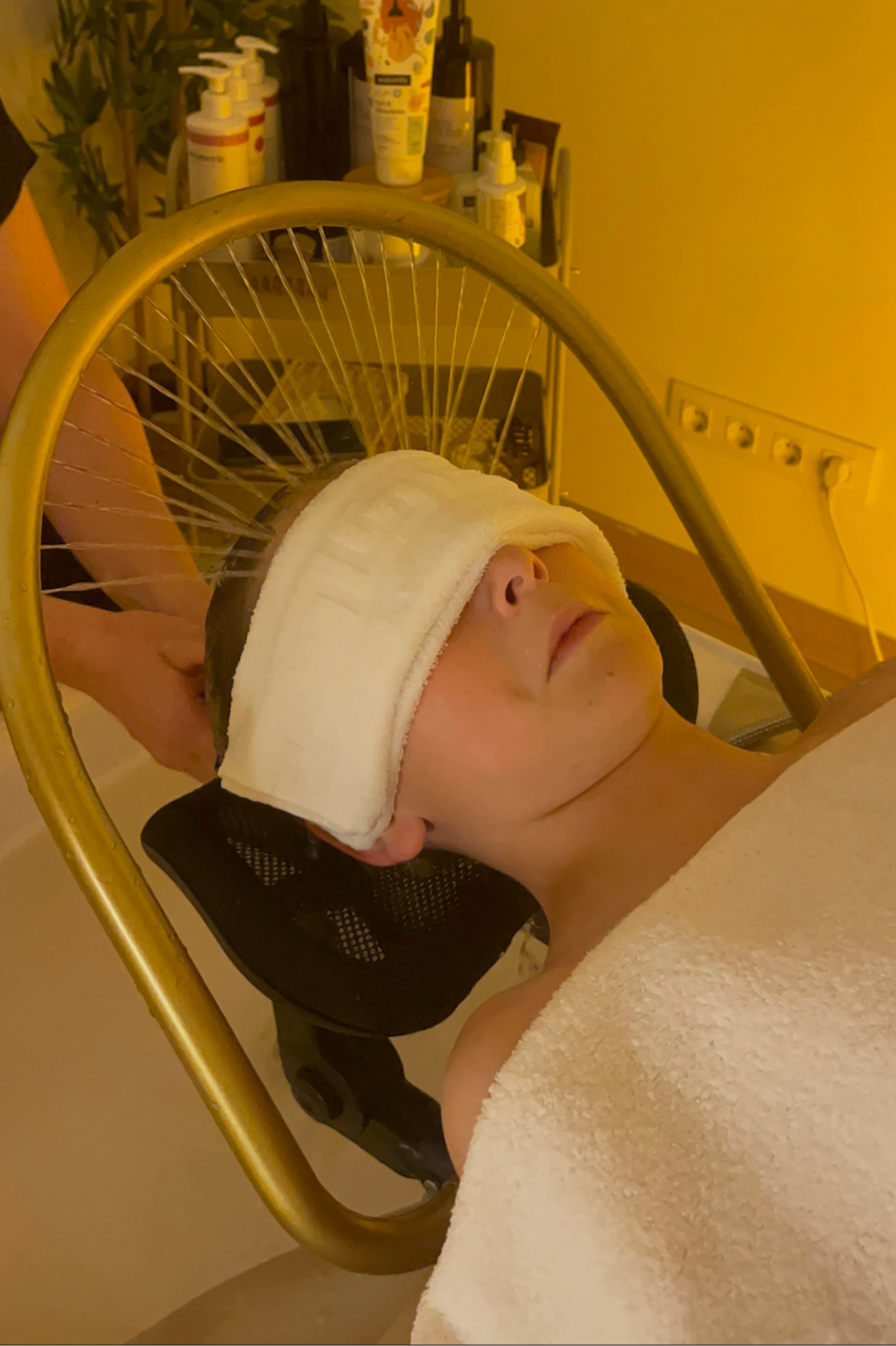 Niño disfrutando una experiencia de Kids Head Spa Bilbao con masaje craneal suave y ambiente relajante.