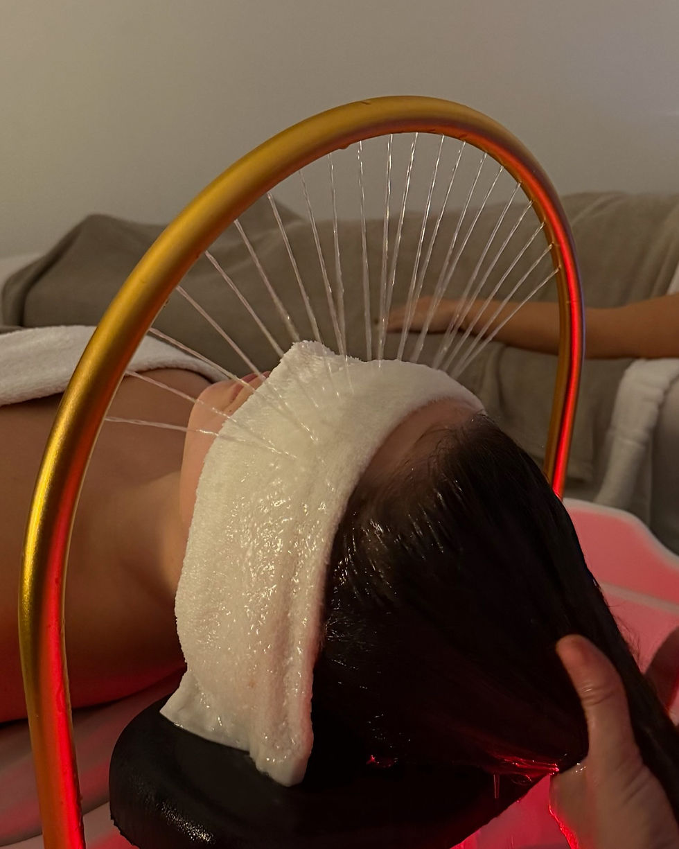 Mujer recibiendo un masaje capilar japonés en el Japanese Head, ideal para hidratar y revitalizar el cabello antes de las fiestas navideñas.