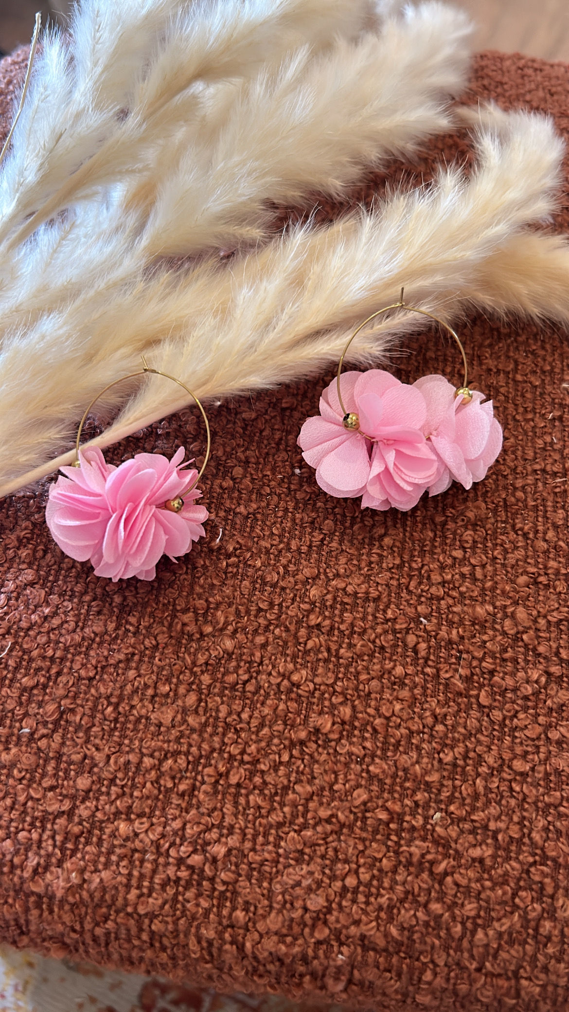 Boucles pompons roses 