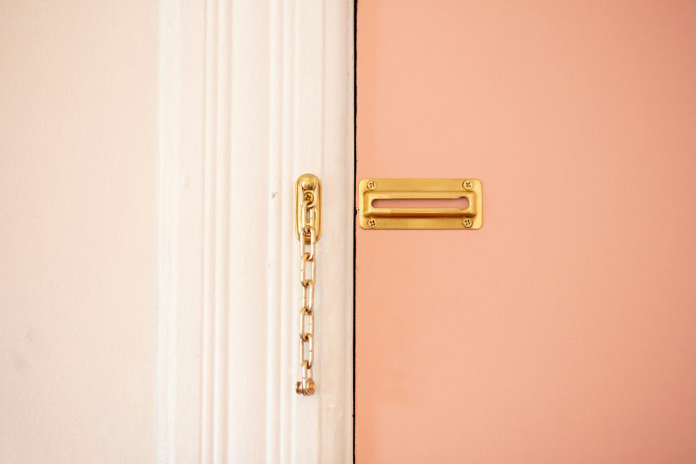 Fechadura na porta de um apartamento