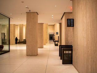 Lobby de prédio residencial com portaria