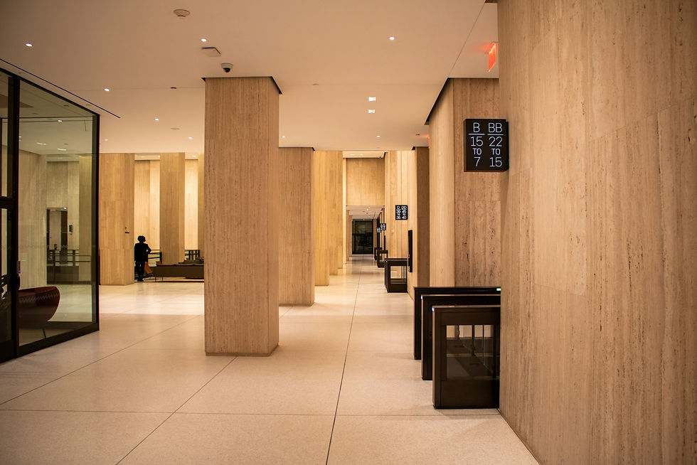 Lobby de prédio residencial com portaria