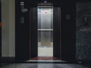 Elevador com porta aberta em prédio residencial