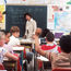 Professor em sala de aula com alunos