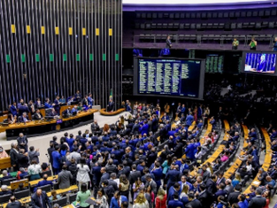 Governistas miram votação da isenção do IR antes de julgamento de Bolsonaro