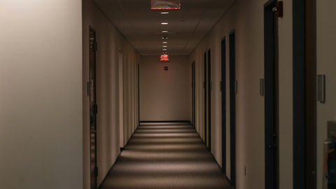 Corredor de prédio residencial, área comum onde ocorreram episódios de intimidação contra o síndico