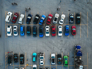 Carros estacionados no pátio de um condomínio, local de conflitos frequentes por vagas