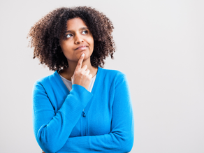 Pessoa refletindo sobre autismo em adultos — artigo sobre diagnóstico e psicoterapia