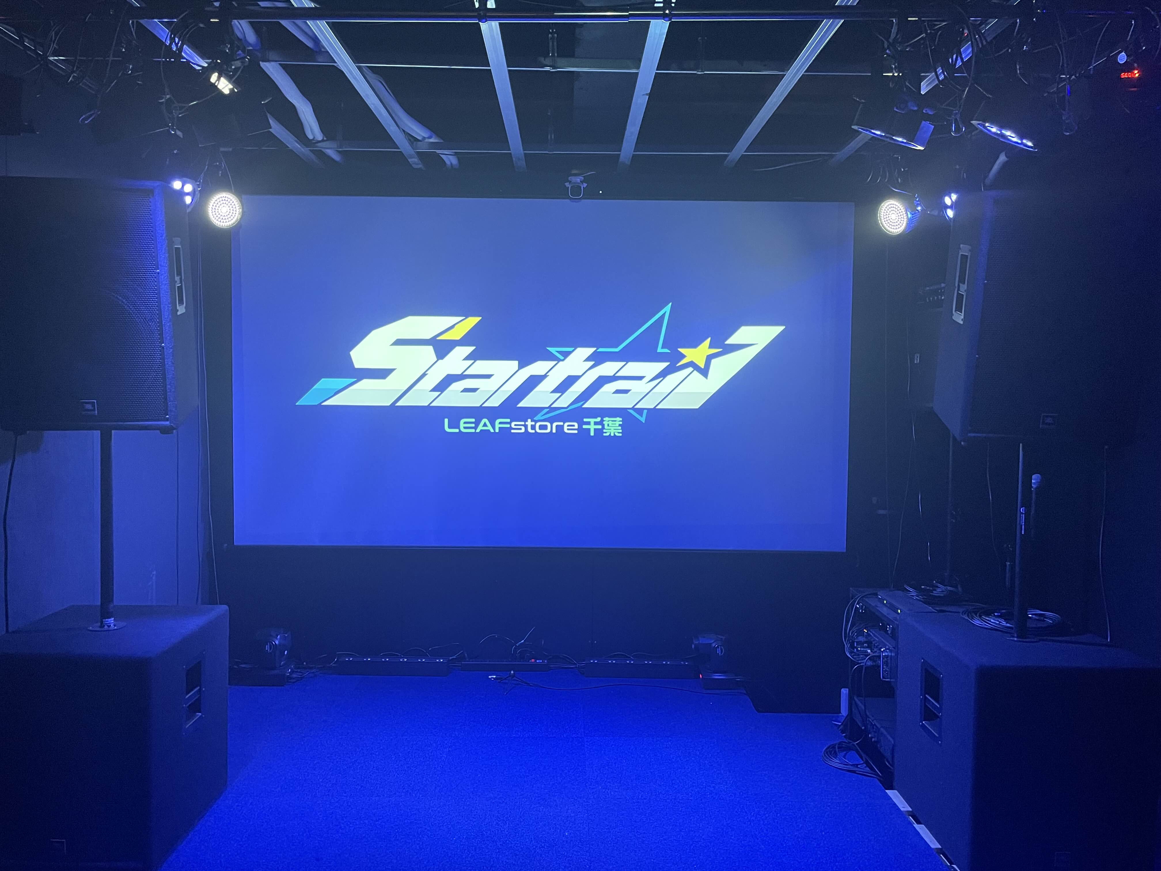 壁面の大スクリーンとスピーカーで最高の臨場感を演出