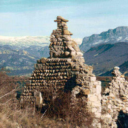 Restes du château avant travaux. Pan de mur en arête de poisson.
