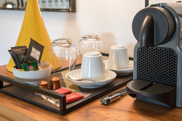 Plateau d'accueil de la chambre l'Intime avec café Nespresso et thé Dammann