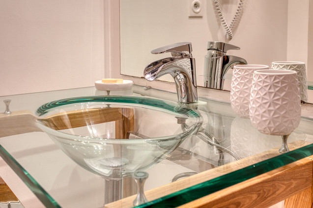 Lavabo en verre de la salle de bain