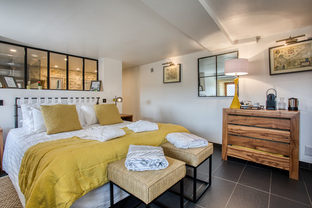 mobiliers en noyer et éclairages designs avec sa verrière industrielle.