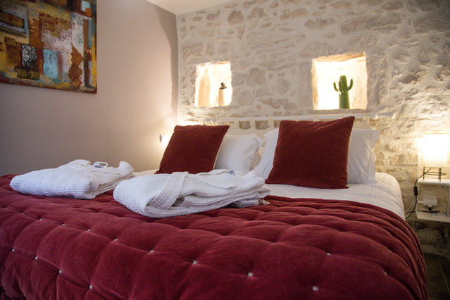 Chambre typique du Périgord avec ses murs en pierres de Dordogne