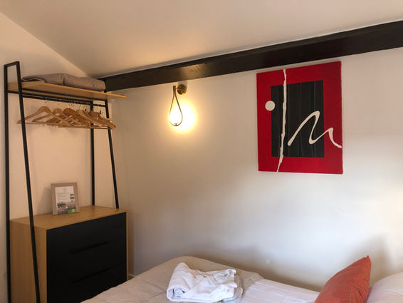 Chambre d'hôte au design contemporain, dressing de rangement