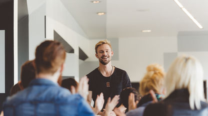 Participantes batendo palmas para o palestrante