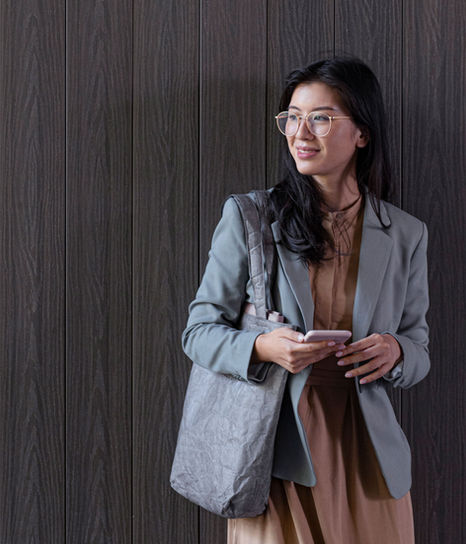 Emma TOS, VP de estrategia de Den, en la portada de "El diseño feo es hermoso".