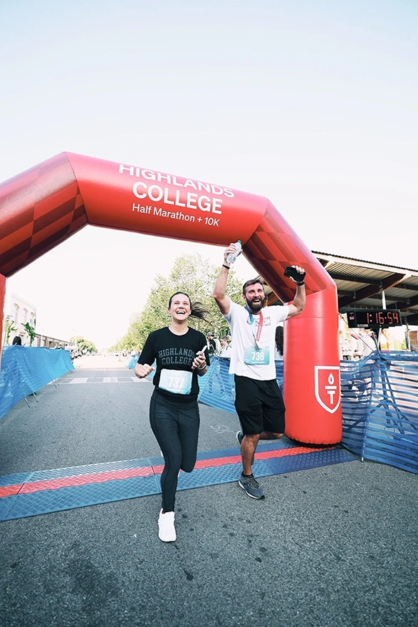 Custom inflatable arch featuring Highlands College branding at the finish line of a campus-hosted half marathon. A perfect example of event visibility and school pride.