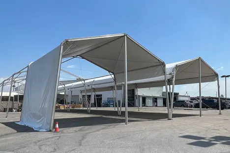 Clear span structure tent with aluminum frame and sidewalls